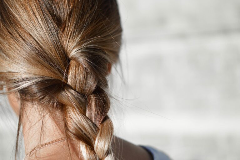 Як доглядати за волоссям у спеку: Поради для жінок